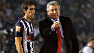 'Chelito' Delgado y Víctor Manuel Vucetich durante partido del Monterrey en 2013