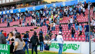 Afición en el inicio de la pelea campal 