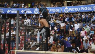 Aficionados de los Gallos Blancos en el Corregidora durante campal ante Atlas