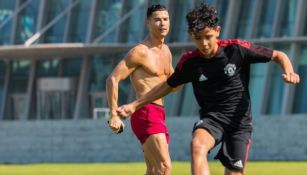 Cristiano Ronaldo y su hijo en un entrenamiento