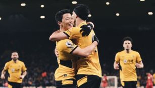 Raúl Jiménez festejando su gol con Hwang