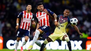 Alexis Vega (Chivas) vs Pedro Aquino (América) en lAlexis Vega (Chivas) vs Pedro Aquino (América) en partido de la Liga MXa Liga MX