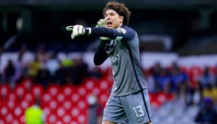 Ochoa da indicaciones a sus compañeros