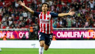 José Juan Macías celebrando un gol con Chivas