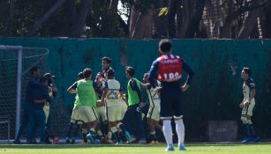 Jugadores del América Sub 20 festejando un gol