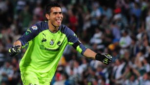 Oswaldo Sánchez festejando gol con Santos en partido de Liga MX