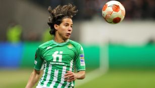 Diego Lainez en acción en la Europa League