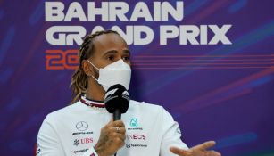 Hamilton habla con los medios previo al inicio de la temporada 2022. AP