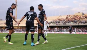 Jugadores del Necaxa celebrando un gol sobre Pumas