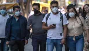 Personas con cubrebocas en el Zócalo 