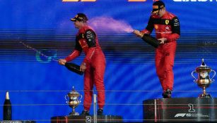 Sainz y Leclerc de Ferrari celebran en el podio del GP de Bahréin