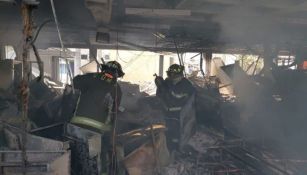 Bomberos extinguiendo el fuego