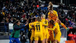 Jugadoras del Barcelona festejando gol ante Real Madrid en Champions League