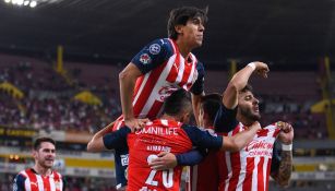 Jugadores de Chivas celebrando un gol