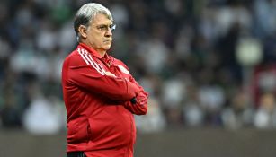 Gerardo Martino dirigiendo partido de la Selección Mexicana