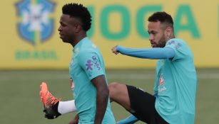 Neymar y Vinicius durante un entrenamiento con Brasil