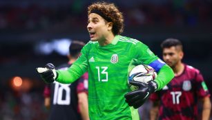 Guillermo Ochoa en acción con el Tri