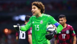 Guillermo Ochoa en un partido de la Selección Mexicana