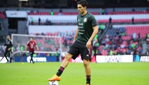 Raúl Jiménez en calentamiento con la Selección Mexicana