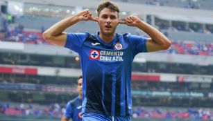 Santiago Giménez, delantero de Cruz Azul, celebrando un gol