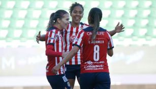 Jugadoras de Chivas celebrando un gol a favor