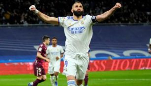 Benzema festeja un gol con el Real Madrid