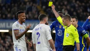 Eder Militao recibiendo la amarilla vs Chelsea 