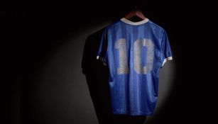 La playera en subasta de Maradona