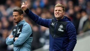 Eddie Howe dirigiendo al Newcastle en partido de la Premier League