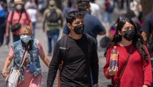 Personas caminando en  calles de la Ciudad de México con cubrebocas