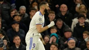 Karim Benzema celebrando su triplete vs Chelsea 