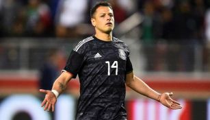 Chicharito Hernández jugando partido con la Selección Mexicana 