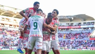 Jugadores de Necaxa celebrando anotación ante Atlético San Luis