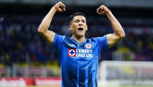 Uriel Antuna festejando gol con Cruz Azul en el Estadio Azteca