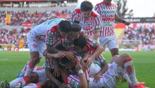 Jugadores del Necaxa festejando un gol