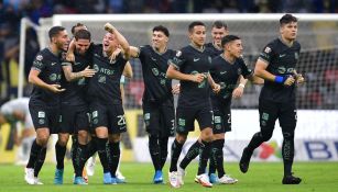 Jugadores del América festejando gol ante León en el Estadio Azteca