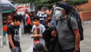 Personas caminando en calles de la Ciudad de México con cubrebocas