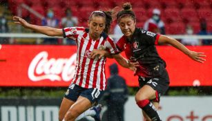 Chivas y Atlas jugando Clásico Tapatío en la Liga MX Femenil