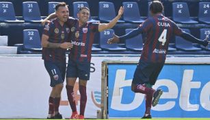 Jugadores de Atlante celebran frente a Venados