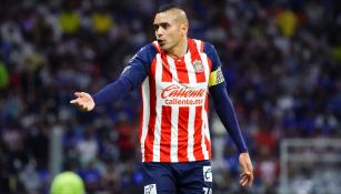 Sergio Flores jugando partido con Chivas en la Liga MX