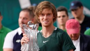 Andrey Rublev con el trofeo del ATP de Belgrado