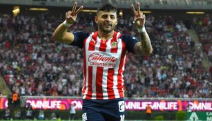 Alexis Vega celebrando un gol conseguido a favor de Chivas