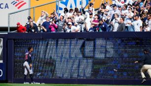 Peloteros de Guardians siendo agredidos por la afición de los Yankees