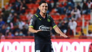 Eduardo Torres en acción con Chivas