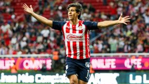 José Juan Macías celebrando un gol con Chivas