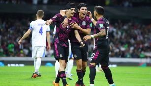 Jiménez, Gutiérrez y Vega celebrando un gol con el Tri