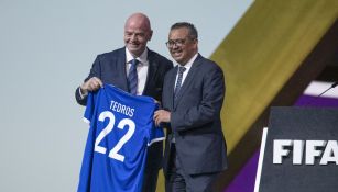 Infantino junto a Presidente de la OMS