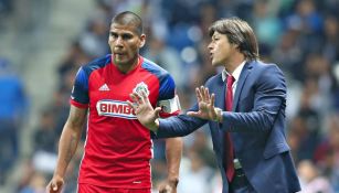 Salcido y Almeyda en un juego de Chivas