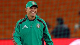 Javier Aguirre dirigiendo a la Selección Mexicana en el 2010