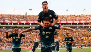 Jugadores del América festejando un gol